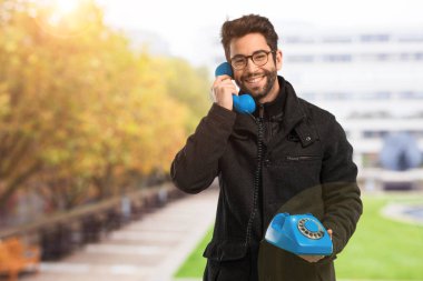 genç adam telefon ederken