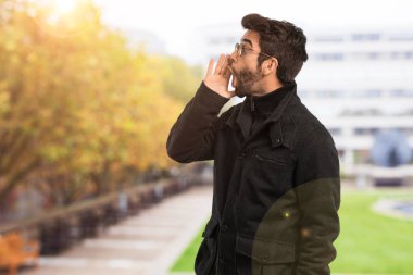 Genç adam bağırıyor ve öfkeli