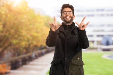 Genç adam rock jest yapıyor