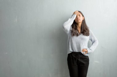 Genç Hintli kadın bir grunge duvara endişeli ve bunalmış, unutkan, bir şeyi ifade bir hata yapılmış olması, şok fark