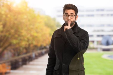 sessizlik jest yapan genç erkek