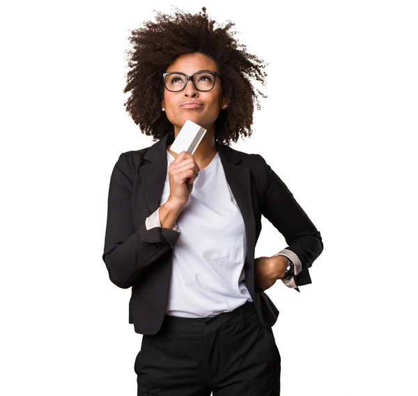Zwarte Vrouw Bedrijf Bedrijfscreditcard — Stockfoto