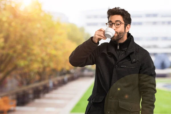 Joven Sosteniendo Una Taza —  Fotos de Stock