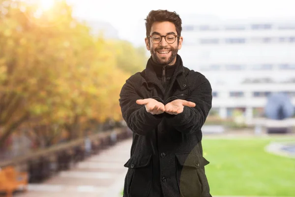 Junger Mann Bietet Etwas — Stockfoto