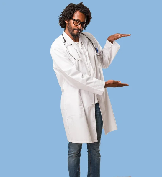 Stilig Afrikanska Amerikanska Läkare Höll Något Med Händer Visar Produkt — Stockfoto