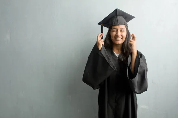 Jeune Indienne Diplômée Contre Mur Croisant Les Doigts Souhaite Avoir — Photo