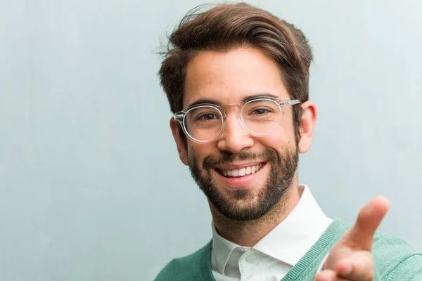 Junge Gut Aussehende Unternehmer Mann Gesicht Nahaufnahme Ausgestreckt Jemanden Begrüßen — Stockfoto