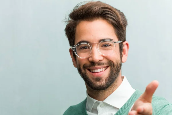 Jonge Knappe Ondernemer Man Gezicht Close Reiken Aan Iemand Gebaren — Stockfoto