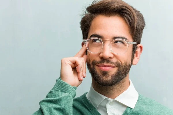 Junge Gutaussehende Unternehmer Mann Gesicht Nahaufnahme Denken Und Nachschlagen Verwirrt — Stockfoto