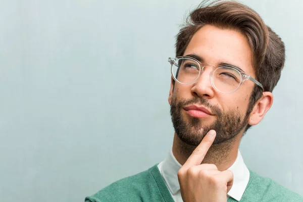 Ung Snygg Entreprenör Man Face Närbild Tänkande Och Titta Upp — Stockfoto