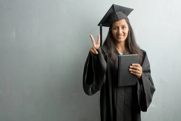 Jovem Mulher Indiana Graduada Contra Uma Parede Mostrando Número Dois — Fotografia de Stock