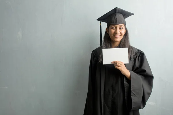 Jeune Indienne Diplômée Contre Mur Gaie Avec Grand Sourire Confiante — Photo