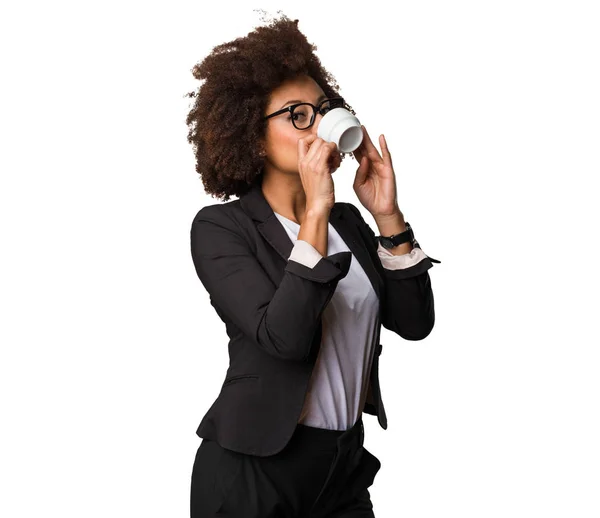 ビジネスの黒人女性は コーヒーを飲む — ストック写真