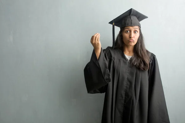 Jeune Indienne Diplômée Contre Mur Faisant Geste Typiquement Italien Souriant — Photo