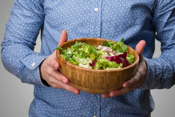 Buik Van Jonge Man Met Een Salade — Stockfoto