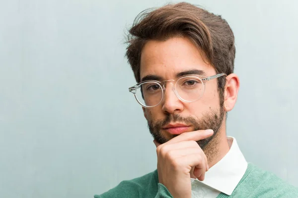 Ung Snygg Entreprenör Man Face Närbild Tänkande Och Titta Upp — Stockfoto