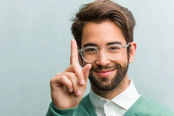 Νεαρός Επιχειρηματίας Όμορφος Άνθρωπος Αντιμετωπίζουν Closeup Δείχνει Ένας Αριθμός Σύμβολο — Φωτογραφία Αρχείου