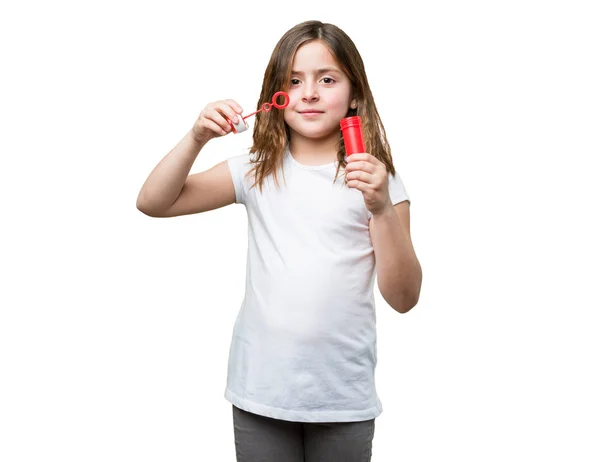Kis Lány Csinál Buborékok Elszigetelt Fehér Background — Stock Fotó
