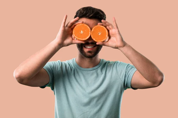 Атлетичный Молодой Человек Держит Апельсин — стоковое фото