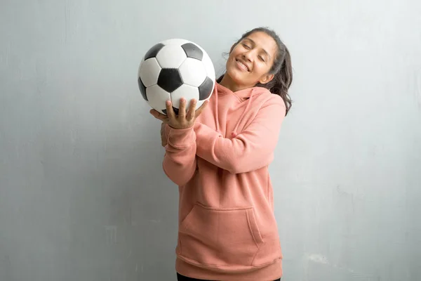 Giovane Donna Indiana Sportiva Contro Muro Orgogliosa Sicura Puntando Dito — Foto Stock