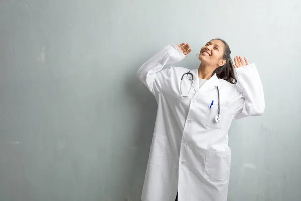 Jeune Médecin Indienne Femme Contre Mur Écouter Musique Danser Amuser — Photo