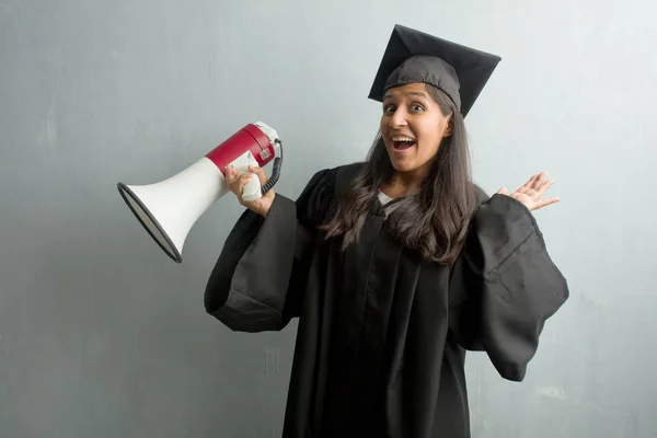 Young Graduated Indian Woman Wall Crazy Desperate Screaming Out Control — Stock Photo, Image
