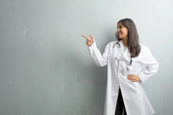 Genç Hintli Doktor Kadın Tarafına Işaret Eden Bir Duvara Gülümseyen — Stok fotoğraf