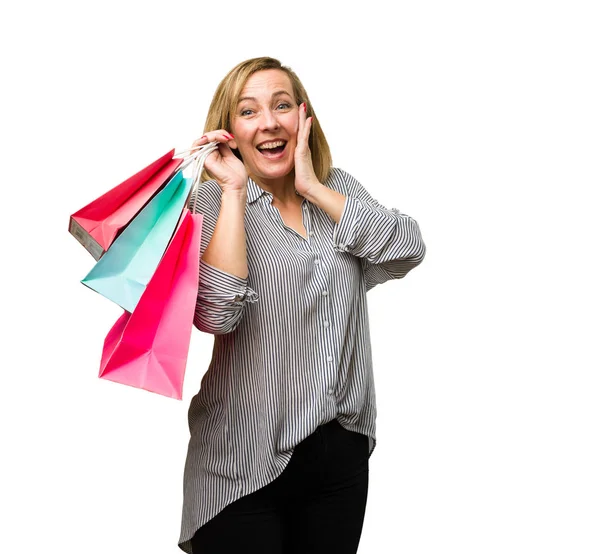 Ξανθιά Ώριμη Γυναίκα Κρατώντας Τσάντες Για Ψώνια — Φωτογραφία Αρχείου
