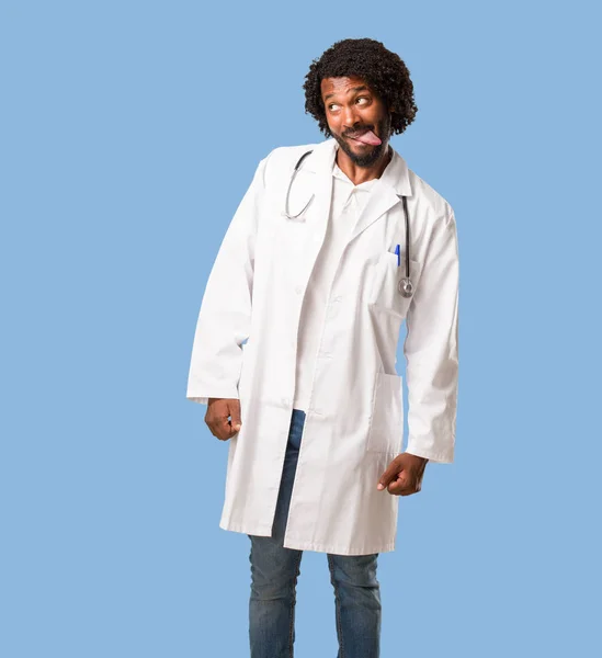 Gutaussehender Afrikanisch Amerikanischer Arzt Ausdruck Von Vertrauen Und Emotion Lustig — Stockfoto