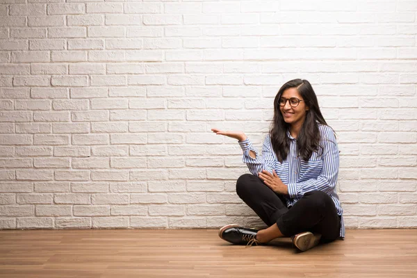 Genç Hintli Kadın Oturup Bir Ürün Göstermek Gülümseyen Neşeli Ile — Stok fotoğraf