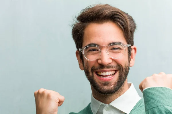 Fiatal Jóképű Vállalkozó Férfi Arc Vértes Nagyon Boldog Izgatott Emeli — Stock Fotó