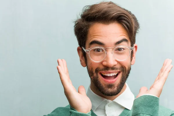Junge Gut Aussehende Unternehmer Mann Gesicht Nahaufnahme Überrascht Und Schockiert — Stockfoto