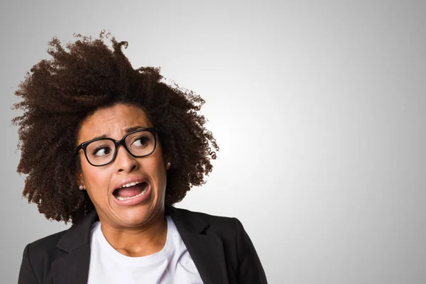 Mujer Negocios Negro Miedo Sobre Fondo Gris — Foto de Stock