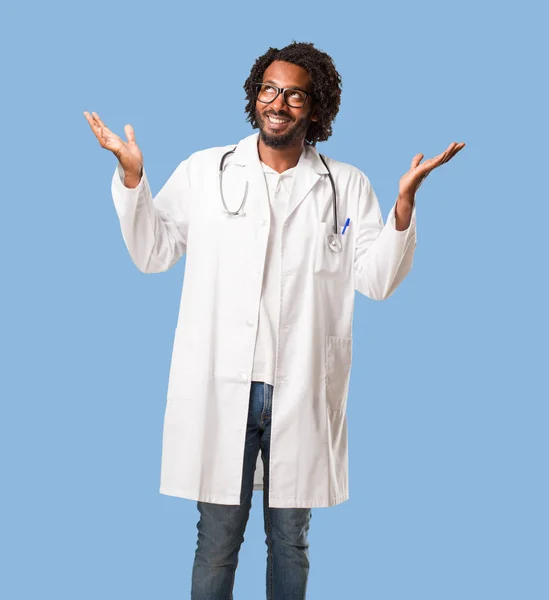 Bonito Médico Afro Americano Rindo Divertindo Sendo Relaxado Alegre Sente — Fotografia de Stock