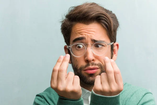 Joven Empresario Guapo Cara Primer Plano Triste Deprimido Haciendo Gesto —  Fotos de Stock