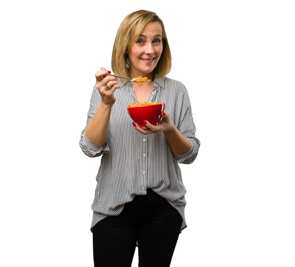 Ξανθιά Ώριμη Γυναίκα Τρώει Δημητριακά Στο Πρωινό — Φωτογραφία Αρχείου