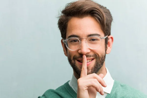 Νέος Επιχειρηματίας Όμορφος Άνθρωπος Πρόσωπο Closeup Κρατώντας Ένα Μυστικό Ζητήσετε — Φωτογραφία Αρχείου