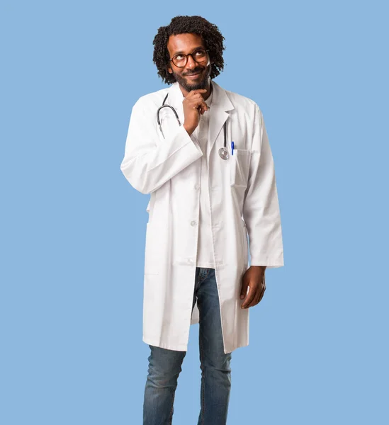 Bel Medico Afroamericano Che Pensa Guarda Alto Confuso Idea Sta — Foto Stock