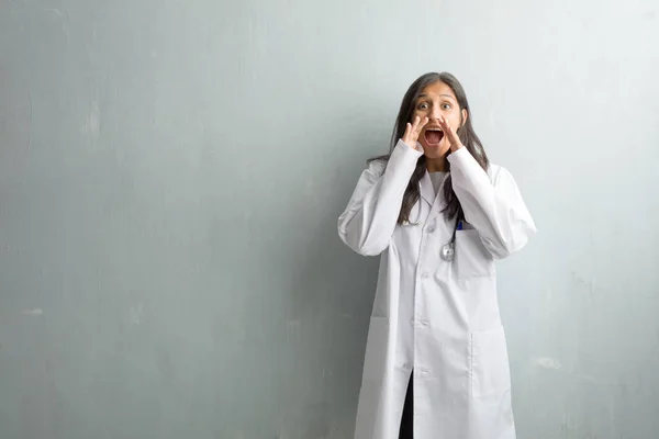 Giovane Donna Indiana Medico Contro Muro Urlando Felice Sorpreso Offerta — Foto Stock