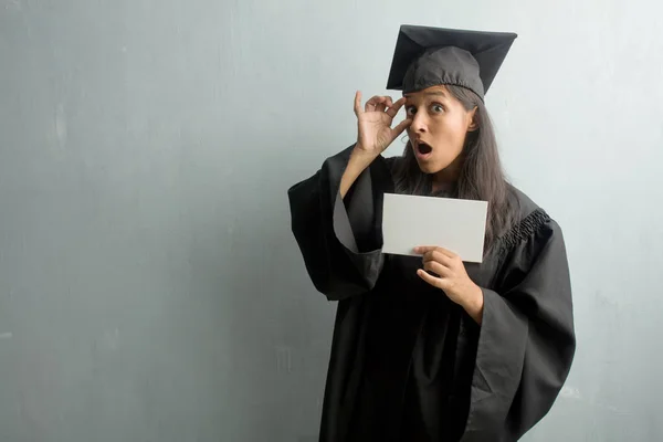 Young Graduated Indian Woman Wall Surprised Shocked Looking Wide Eyes — Stock Photo, Image