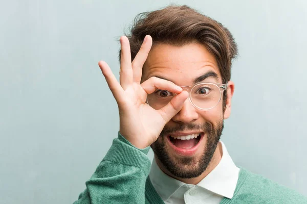 Junge Gut Aussehende Unternehmer Mann Gesicht Nahaufnahme Fröhlich Und Zuversichtlich — Stockfoto