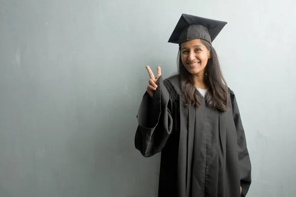 Jeune Femme Indienne Diplômée Contre Mur Amusant Heureux Positif Naturel — Photo