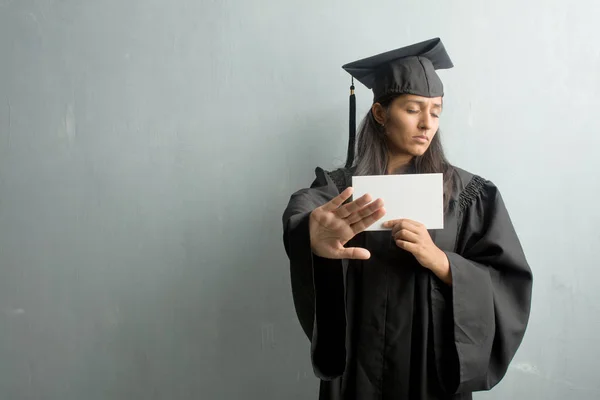 Jeune Indienne Diplômée Contre Mur Grave Déterminée Mettant Main Devant — Photo