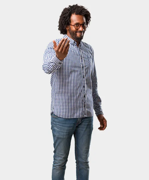 Bonito Homem Afro Americano Negócios Convidando Para Vir Confiante Sorrindo — Fotografia de Stock