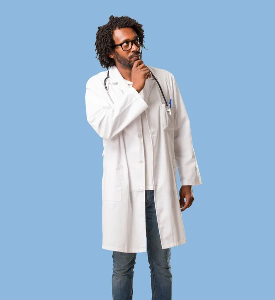 Knappe Afro Amerikaanse Medische Dokter Twijfelende Verward Denken Van Een — Stockfoto