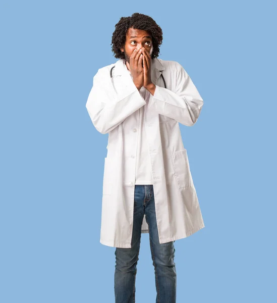 Stilig Afrikanska Amerikanska Läkare Väldigt Rädd Och Rädd Desperat Efter — Stockfoto