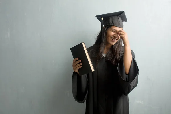 Fiatal Diplomázott Indiai Ellen Fal Nevetve Birtoklás Móka Hogy Nyugodt — Stock Fotó