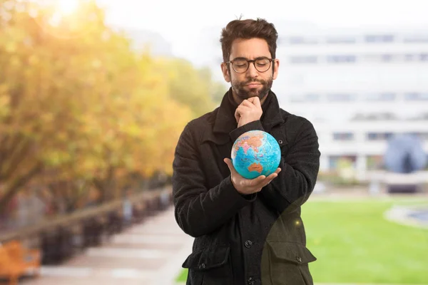 Jovem Segurando Globo Mundial — Fotografia de Stock