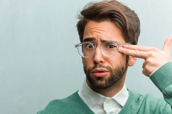 Joven Empresario Guapo Cara Primer Plano Haciendo Gesto Suicida Sintiéndose — Foto de Stock