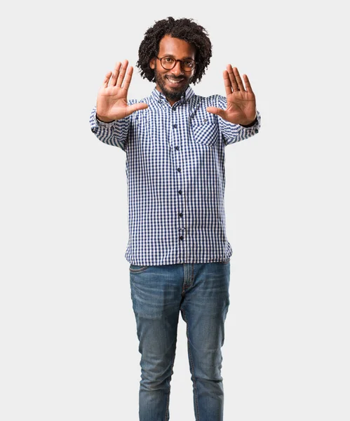 Bonito Homem Afro Americano Negócios Sério Determinado Colocando Mão Frente — Fotografia de Stock